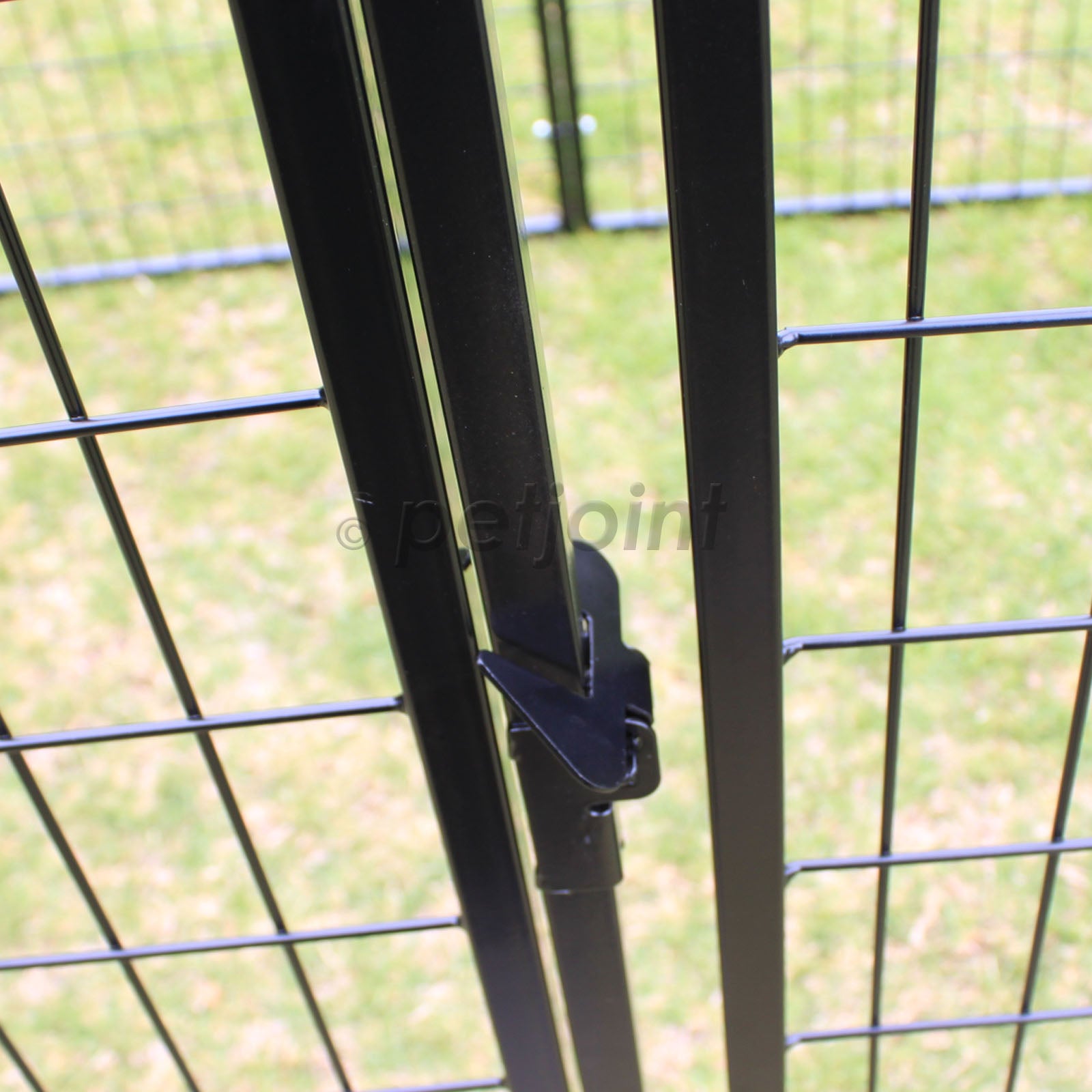 Wire pet enclosure clearance